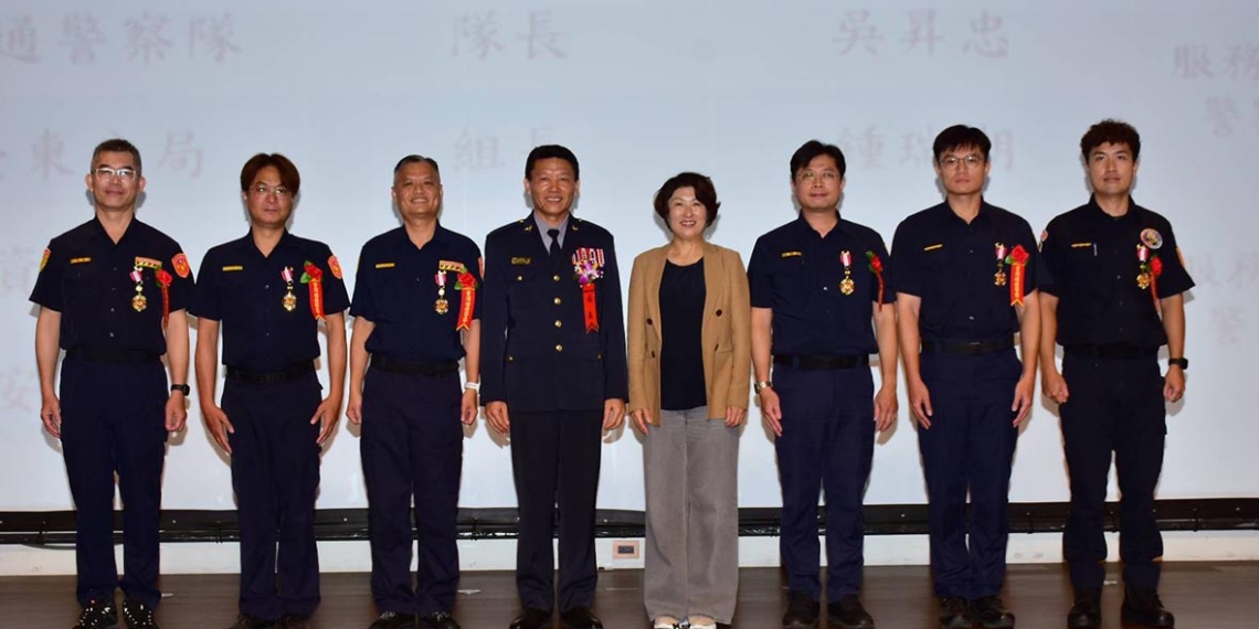 鳳警涉水救援受困工程車
