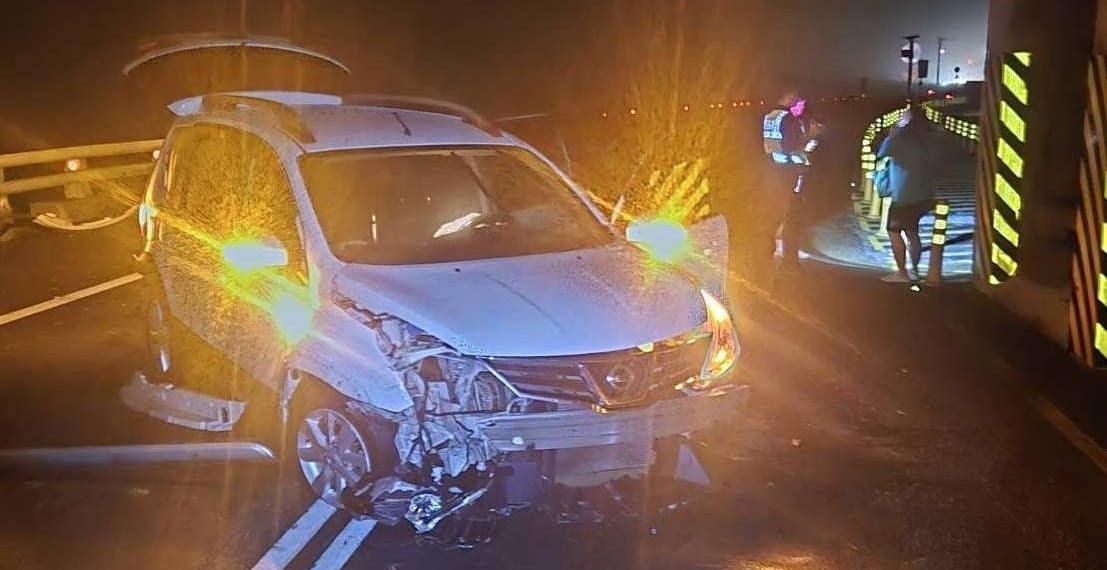 巨浪突襲台九線車輛撞護欄　兩名乘客送醫