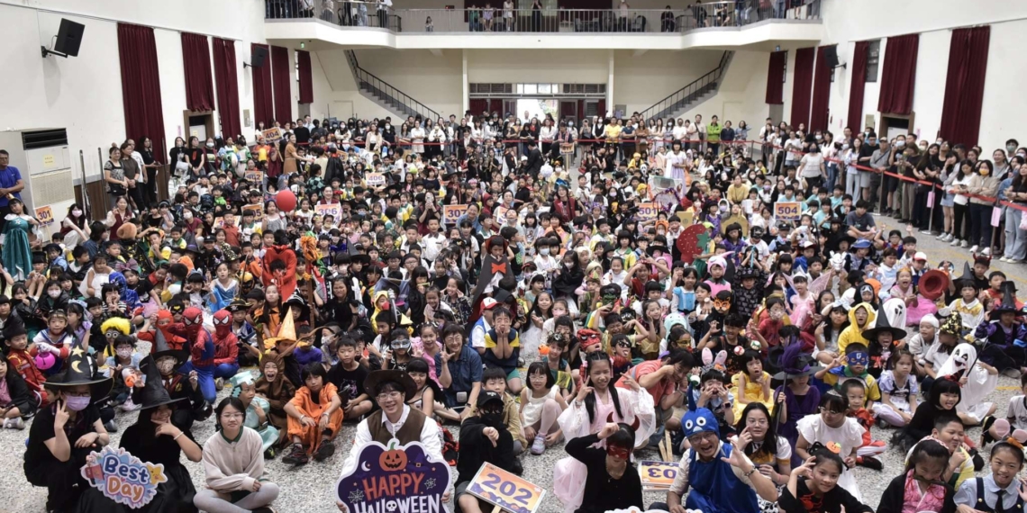 萬聖節閱讀趣！市公所攜手明義國小變裝換書玩出新樂趣