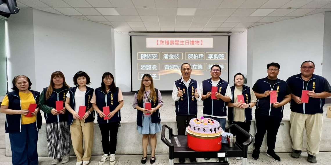 富里公所舉辦十月慶生會並表揚績優員工